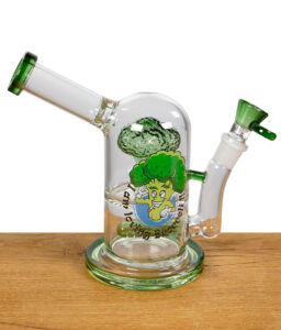 Komplettansicht der Bong mit grün-transparentem Design und humorvollem Brokkoli-Motiv.