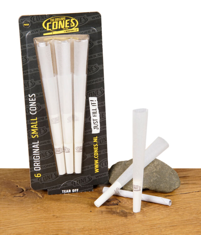 Packung mit sechs The Original Small Cones – vorgedrehte weiße Cones mit Filter, präsentiert auf Holztisch mit Stein.