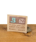 Boveda 62% Feuchtigkeitspack – Terpene Shield zur optimalen Lagerung von Kräutern, präsentiert auf Holztisch mit Stein.