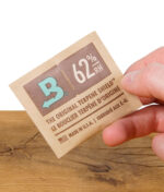 Boveda 62% Feuchtigkeitspack – in der Hand gehalten, zeigt das Logo und die Feuchtigkeitskontrolle für die Lagerung von Kräutern.