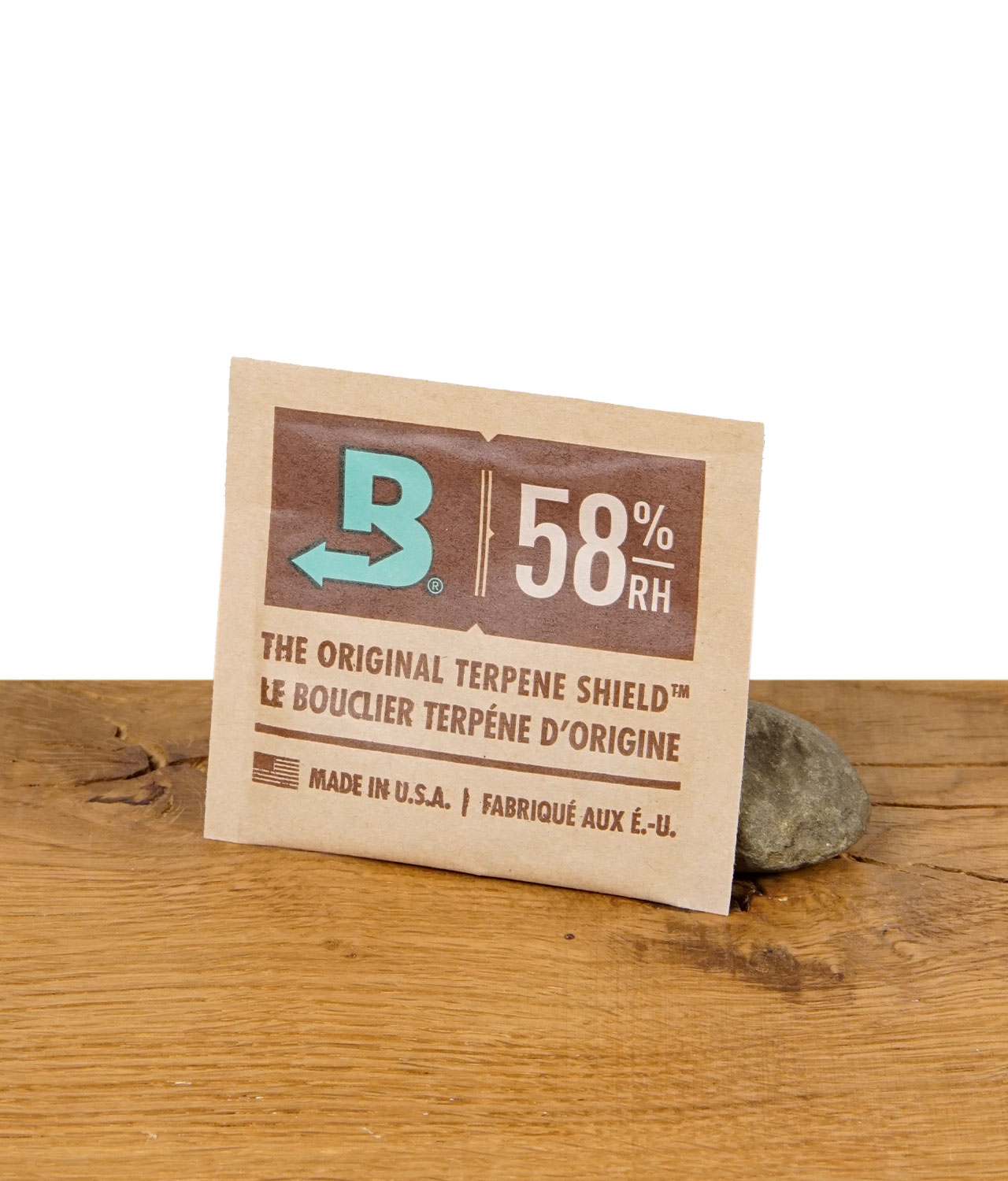 boveda-58-8g-feuchtigskeitspack-jpg Boveda 58% Feuchtigkeitspack – Terpene Shield zur Feuchtigkeitskontrolle bei der Lagerung von Kräutern, präsentiert auf Holztisch mit Stein.