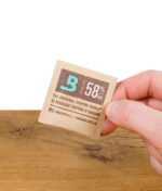 Boveda 58% Feuchtigkeitspack – in der Hand gehalten, ideal zur Feuchtigkeitsregulierung für Kräuter und Tabak.