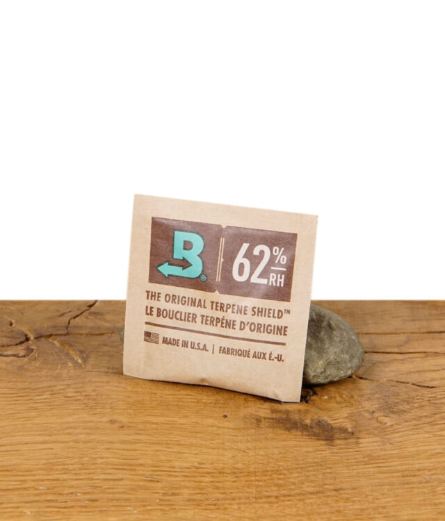 Boveda 62% Feuchtigkeitspack – zur langfristigen Frischebewahrung von Kräutern, präsentiert auf Holztisch mit Stein.