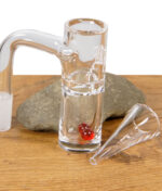 Glasbanger mit rotem Terp Pearl und Einfülltrichter auf einem Holztisch mit Stein im Hintergrund.
