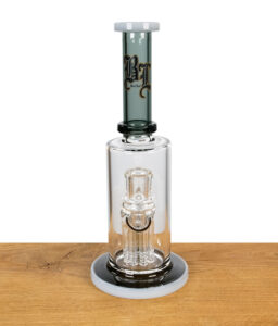 Rückansicht der Glasbong mit freier Sicht auf Perkolator und Base.