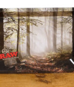 Nahaufnahme des RAW Mini Rolling Trays mit nebligem Waldmotiv und RAW-Logo.
