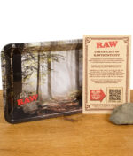 RAW Mini Rolling Tray mit Waldmotiv und Echtheitszertifikat auf Holztisch mit Stein.