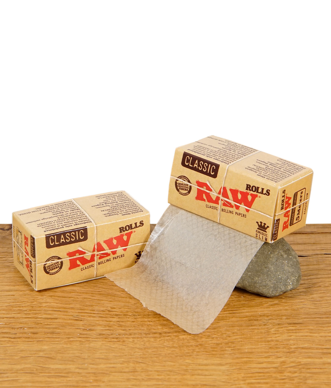 raw-classic-rolls-king-size-slim-jpg RAW Classic Rolls Kingsize Slim – ungebleichte Endlos-Rollpapierrolle mit Verpackung auf Holztisch.