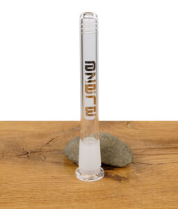 BLAZE Schlitzdiffusor mit Inside Cut aus Glas, stehend auf Holzuntergrund mit BLAZE Logo