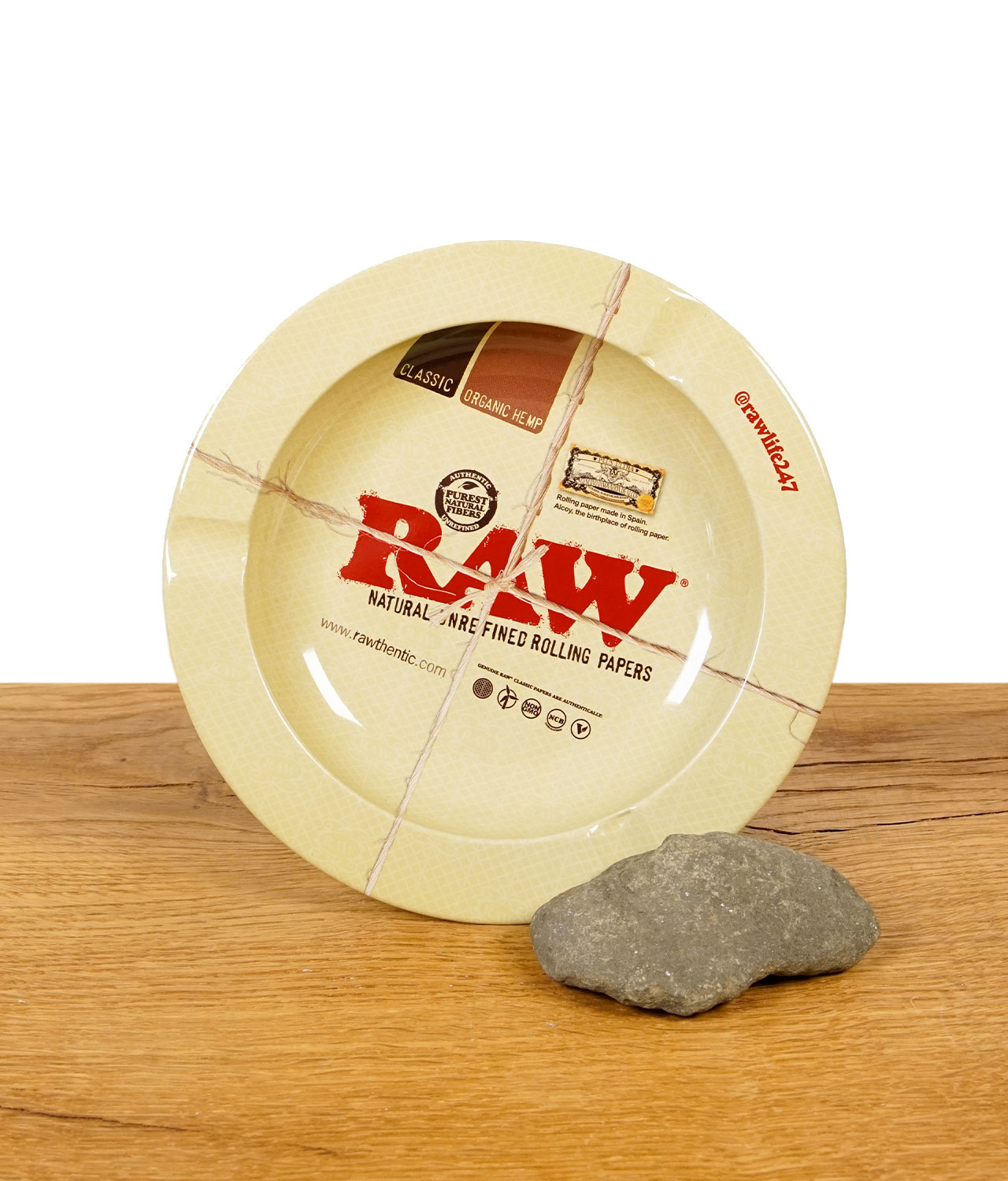 raw-metall-aschenbecher-jpg RAW Aschenbecher im Rolling Paper Design mit klassischem Logo auf Holztisch