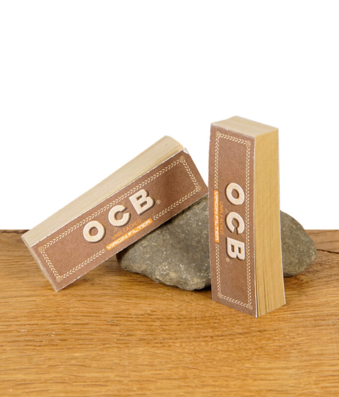OCB Virgin Filtertips ungebleicht im Booklet auf Holzuntergrund