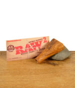 RAW Double Barrel Wooden Cigarette Holder aus Holz mit Verpackung und Beileger im Hintergrund.