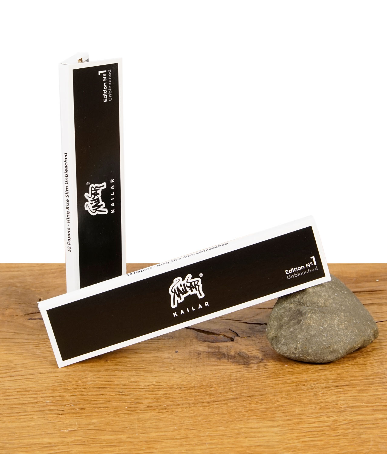 kailar-unbleached-paper-jpg Zwei geschlossene Packungen Kailar King Size Slim Longpapers unbleached mit schwarzem Coverdesign.