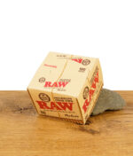 Geschlossene Box der RAW Pre-Rolled Cone Tips Perfecto mit Branding und Hashtag #rawlife auf braunem Karton.