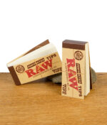 Zwei ungeöffnete Booklets der RAW Perforated Wide Tips mit braunem Deckblatt und naturbelassener Papieroptik.