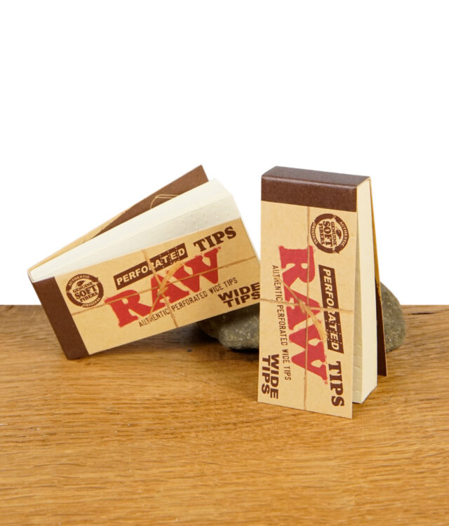 Zwei ungeöffnete Booklets der RAW Perforated Wide Tips mit braunem Deckblatt und naturbelassener Papieroptik.