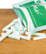 Geöffnete Purize-Verpackung mit herausgefallenen XTRA Long Aktivkohlefiltern auf Holztisch.
