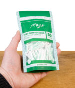 Purize XTRA Slim Size Long 50er-Pack Aktivkohlefilter wird in einer Hand gehalten.