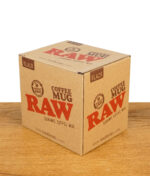 Verpackung der RAW Black Kaffeetasse aus Karton mit rotem Logo und Produktinfos