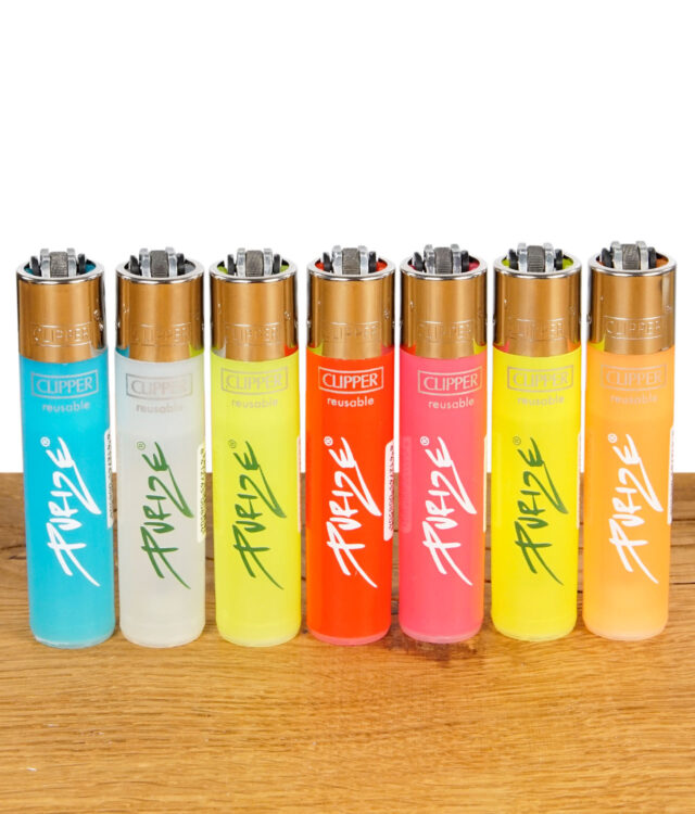 Bunte Auswahl an Clipper Feuerzeugen im Purize Design in einer Reihe aufgestellt