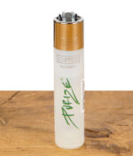 Transparent weißes Clipper Feuerzeug mit grünem Purize Logo stehend auf Holztisch