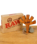 RAW Level Five Zigarettenhalter aus Holz mit Verpackung auf Holztisch