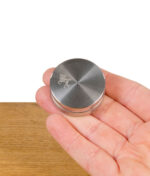 Black Leaf Edelstahlgrinder mit 39 mm Durchmesser in geöffneter Hand gehalten – Größenverhältnis sichtbar