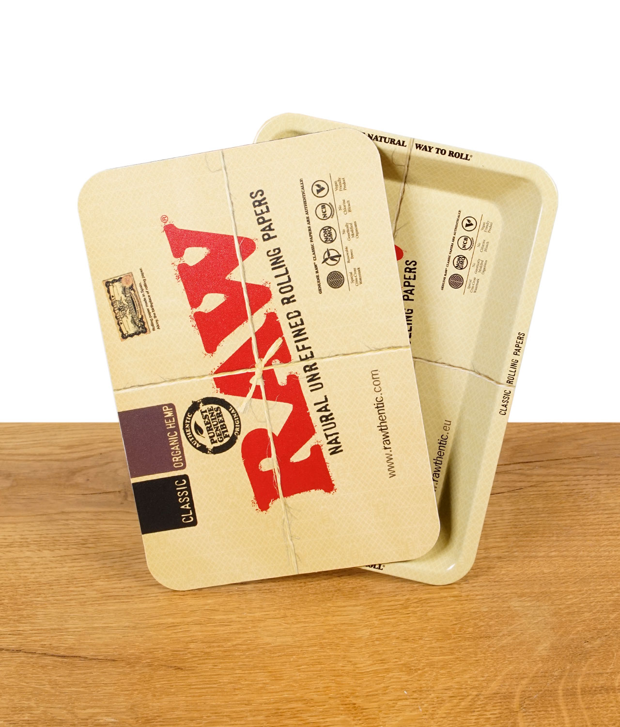 raw-magnetisches-coverfuer-rolling-tray-mini-1-jpg RAW Rolling Tray Mini mit aufgelegtem magnetischen Deckel im klassischen RAW-Design – Tray leicht geöffnet dargestellt