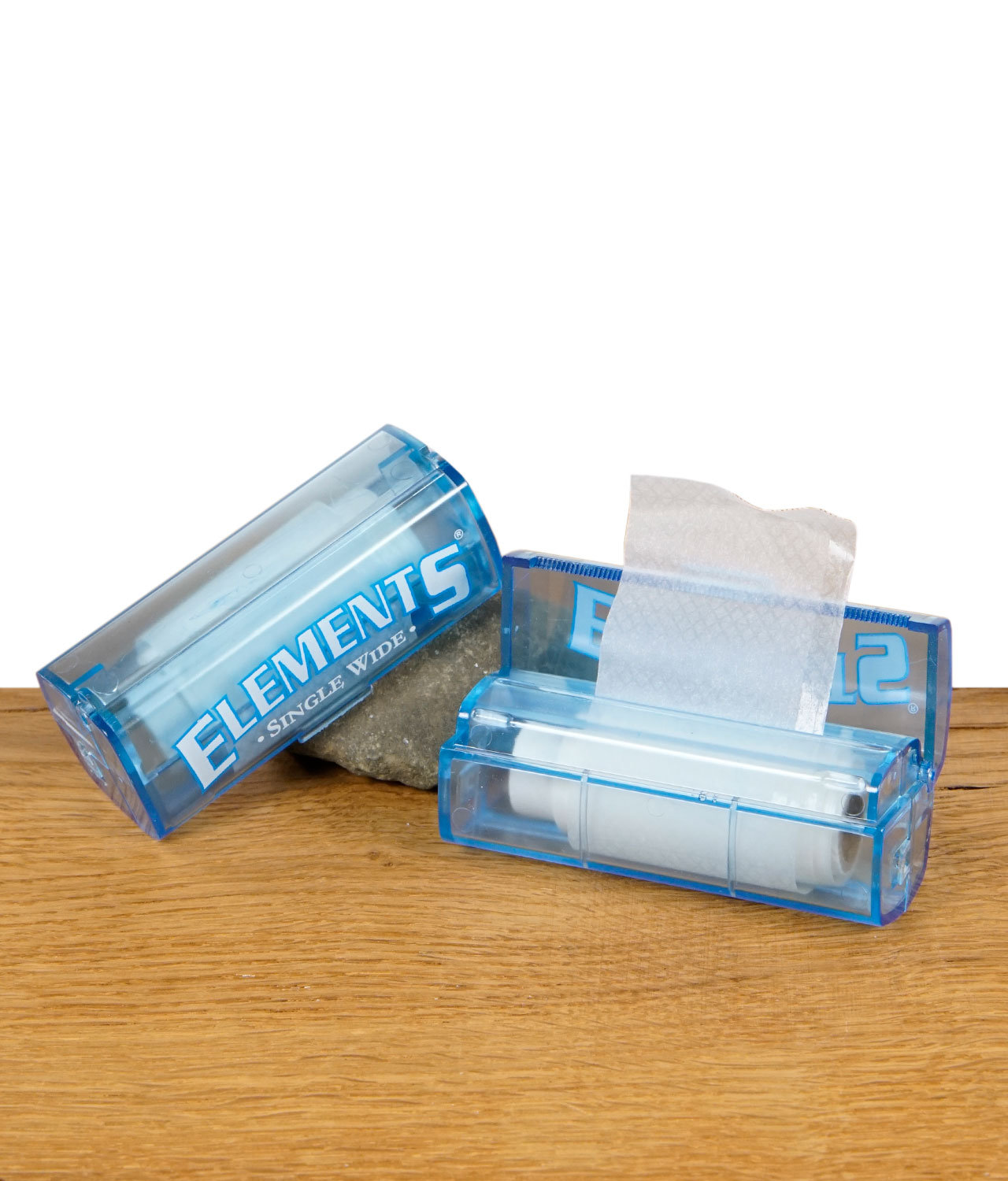 elements-rolls-single-wide-nachfuellbox-mit-abrisskante-jpg Zwei Elements Single Wide Nachfüllboxen, eine geöffnet mit sichtbarer Papierrolle und Abrisskante