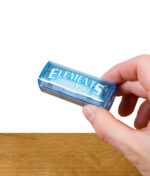 Elements Rolls Single Wide Nachfüllbox in Blau mit Abrisskante – in der Hand gehalten
