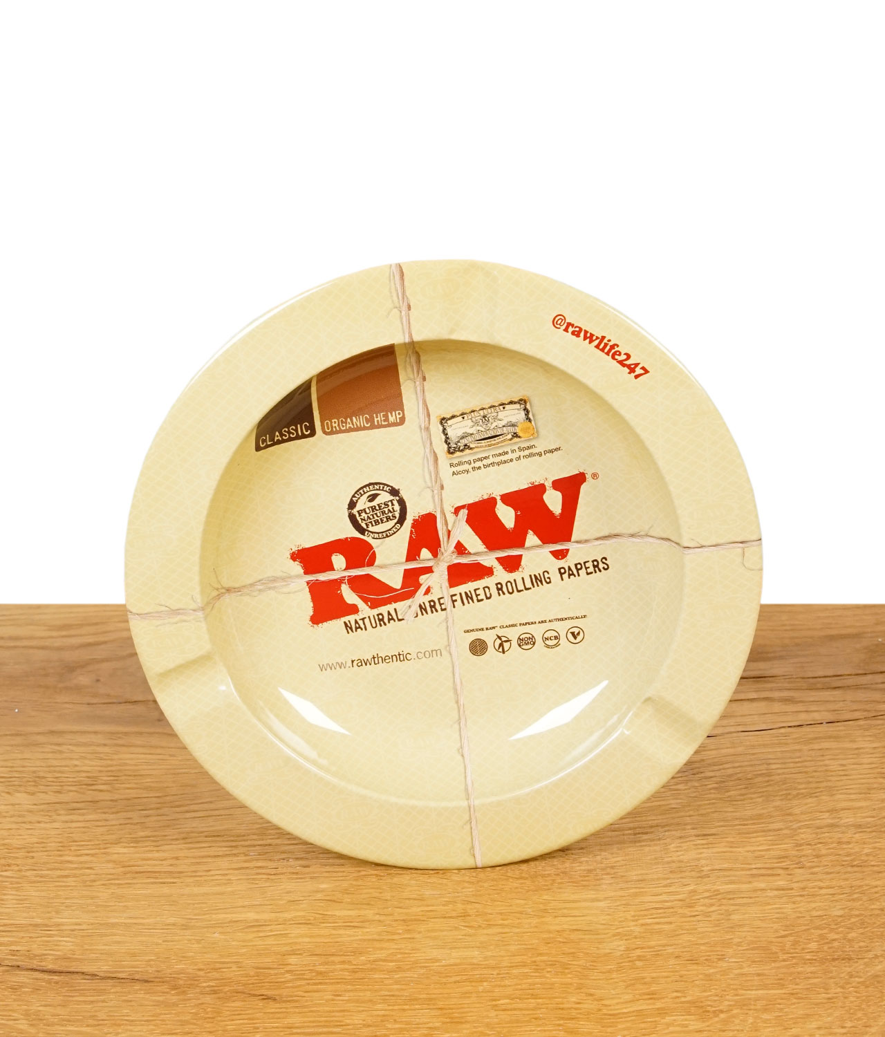 raw-magnetischer-aschenbecher-jpg RAW Aschenbecher aus Metall mit typischem RAW Classic Design, stehend auf einem Holztisch