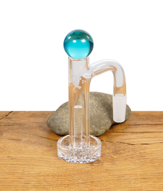 Aufgebauter Black Leaf High Tower Banger mit türkisblauer Glaskugel als Carb Cap und Pillar.
