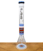 Frontalansicht der Blaze Beakerbong 7mm mit Farbverlauf und Logo-Schriftzug auf dem Zylinder