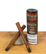 Zwei Cyclones XtraSlo Blunts Stealth mit schwarzem Filter kreuzweise vor der Dose auf Stein drapiert