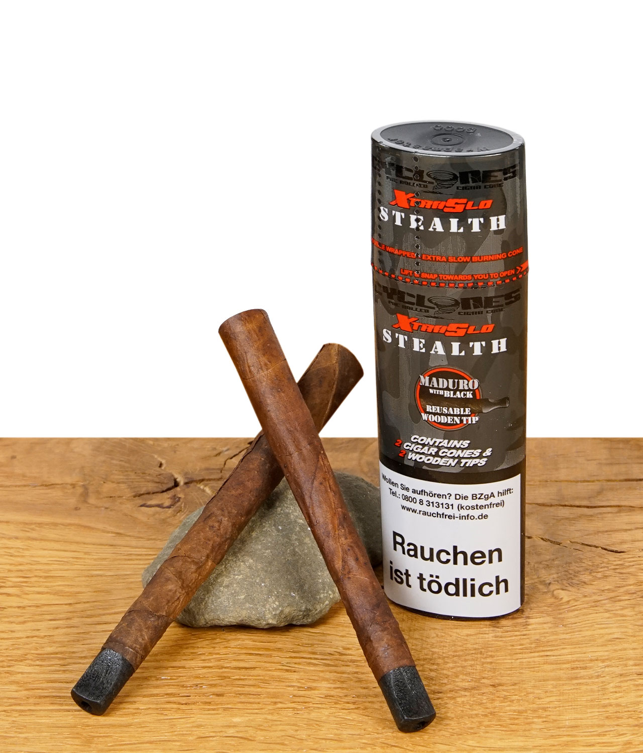 cyclones-blunt-cones-xtraslo-stealth-jpg Zwei Cyclones XtraSlo Blunts Stealth mit schwarzem Filter kreuzweise vor der Dose auf Stein drapiert