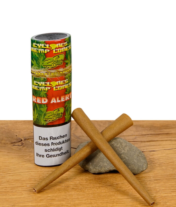 Cyclones Red Alert auf einem Holztisch mit zwei aufeinander liegenden Blunts stehend.