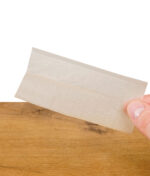 RAW Ethereal King Size Wide Paper in der Hand – ultra dünnes, naturbelassenes Drehpapier mit feiner Struktur