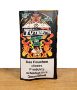 eine Packung Originales Tütenfutter auf Holz vor weißem Hintergrund
