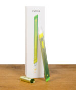 Das grüne Paradise Green Puffco Hot Knife Dabbing Tool an der Box angelehnt.