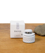Peak Pro Joystick Cap in Weiß (Pearl) vor zugehöriger Verpackung mit Naturstein-Deko