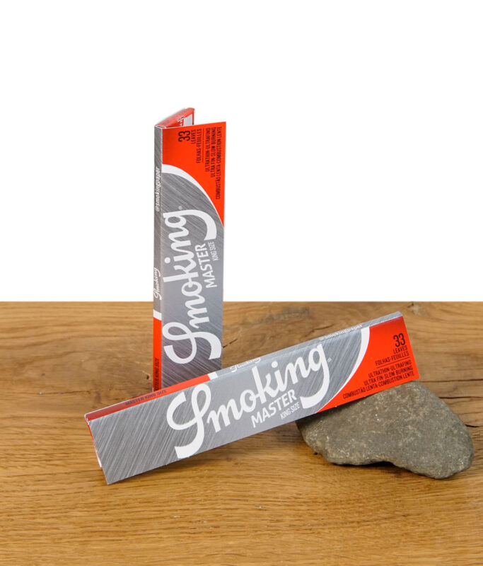 Smoking Master King Size Slim Paper ungeöffnet, zwei Packungen auf Holzfläche