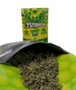 Nahaufnahme des Grünen Tütenfutters mit Packung im Hintergrund