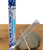 Cyclones Clear Blueberry Cone mit Verpackung und Stopfhilfe auf Holzuntergrund