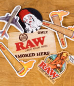 RAW Sticker im runden Design mit stilisierter Frau und RAW-Brille