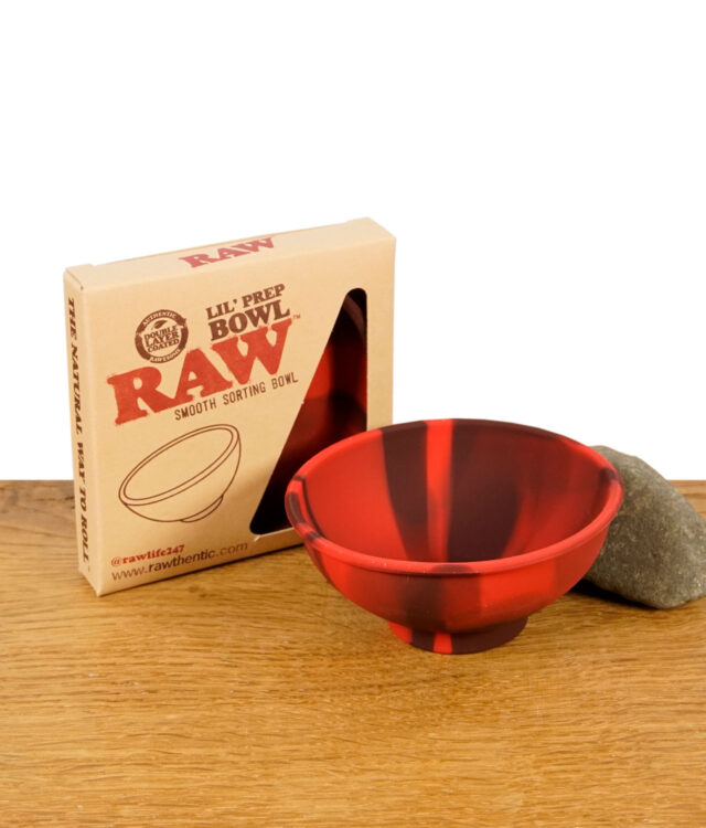 RAW Lil’ Prep Bowl Red mit Verpackung – rote Silikonschale auf Holzfläche