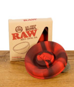RAW Lil’ Prep Bowl Red von unten – RAW-Logo eingeprägt, Verpackung im Hintergrund