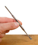 Black Leaf Dabtool aus Edelstahl wird in der Hand gehalten – zeigt Detail der Griffriffelung