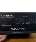 Rückseite der MJ Arsenal Medusa Top Box mit Zubehörübersicht und technischen Details