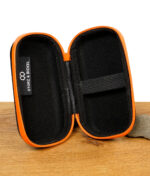 Geöffnete Hardcase-Tasche von Storz & Bickel mit elastischen Halterungen und Logo-Innenetikett