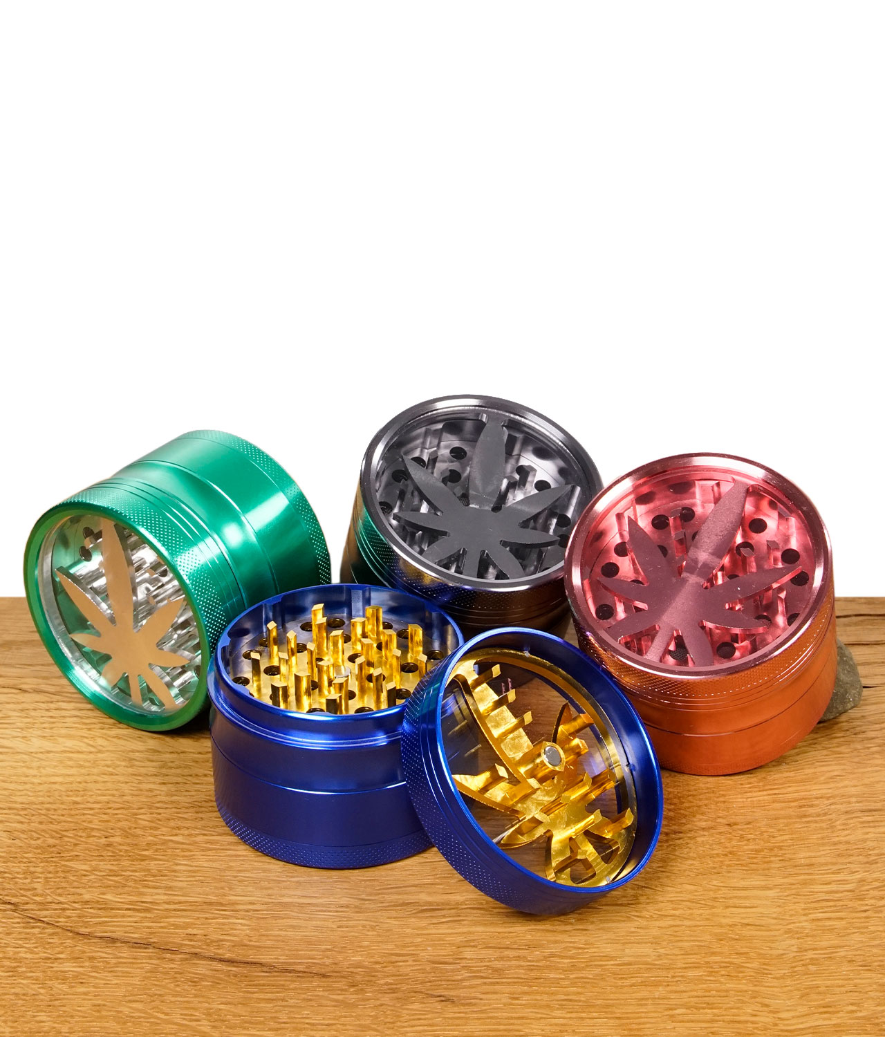 hanfblatt-grinder-62mm-4-tlg-jpg Bunte Auswahl an Hanfblatt-Grindern aus Metall, geöffnet und geschlossen in verschiedenen Farben